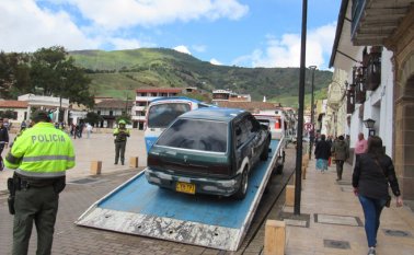 La Policía de Tránsito controla el tráfico en el Centro Histórico de Pamplona.
 Roberto Ospino