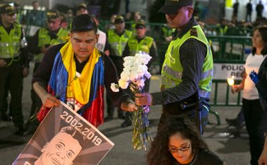 Universitarios y efectivos de la policía metropolitana de cúcuta (mecuc) se unieron en el comando del barrio San Mateo, para rendir un homenaje a Dilan Cruz, el joven de 18 años que, según Medicina Legal, fue asesinado en medio de las protestas de Bogotá. Juan Pablo Cohen