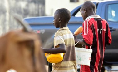 Se descubrió a otros niños atados en la escuela. El maestro, cuatro padres y madres y el herrero que forjó las cadenas fueron detenidos. Comparecieron el miércoles ante el juez y reconocieron los hechos. AFP