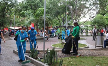 Empezaron a limpiar los parques de Cúcuta. César Obando y Cortesía