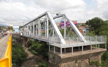 Entorno renovado del puente Jorge Gaitán Durán. César Obando/La Opinión