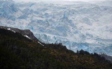El alza de los océanos podría alcanzar entre 30 y 60 cm en 2100. Y de 60 a 110 cm si las emisiones continúan aumentando. Esta subida se debe principalmente al deshielo. Los dos casquetes glaciares, en Antártida y Groenlandia, perdieron un promedio de 430.000 millones de toneladas anuales desde 2006. AFP