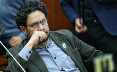 Por haber estado, presuntamente, detrás de la interceptación telefónica que se hizo contra algunos negociadores del proceso de paz con las Farc, el senador del Polo Democrático, Iván Cepeda, denunció al exfiscal general Néstor Humberto Martínez. Colprensa