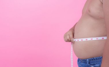 Ser obeso significa una disminución en la expectativa de vida de por lo menos siete años, de acuerdo a la Organización Mundial de la Salud (OMS). Freepik.es