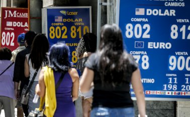 Durante la crisis social se produjeron saqueos e incendios en el comercio que golpeado duramente la economía chilena. AFP