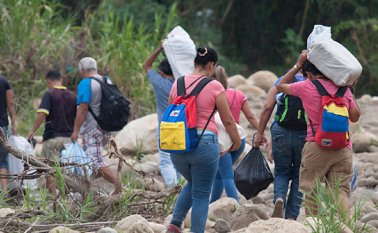La resolución permite que los venezolanos semanalmente puedan llevar hasta $1,7 millones en productos. De los cuales, $1,3 millones son para alimentos, entre otros. Esto facilita el acopio de mercancías para la reventa. Archivo La Opinión