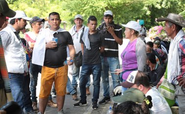 Los manifestantes en el sitio conocido como Agualasal, que comunica El Zulia con Tibú, mantenían bloqueado el paso de carros y motos desde las tres de la madrugada del miércoles. César Obando