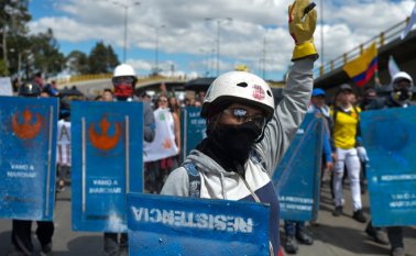 A través de las redes sociales se publicaron imágenes de manifestantes con rostros cubiertos y máscaras antigases, ataviados de escudos similares a los que usa el Escuadrón Móvil Antidisturbios (Esmad) AFP