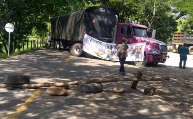 Unos 40 carros bloquean la vía a Ocaña y 24 de ellos se encuentran pinchados. César Obando