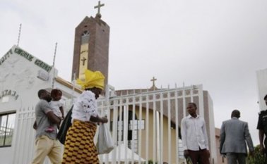 "El pastor tomó un bidón lleno de gasolina pensando que era agua", explicó Ibrahim Farinloye, portavoz de los servicios de urgencias. @larepublica_ec