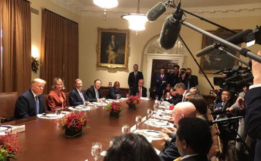 El comentario despertó risas del presidente Trump y el grupo de diplomáticos, por el juego de palabras: "china" en inglés significa vajilla o porcelana, y se pronuncia igual que "China", el nombre del país. @jeffmason1