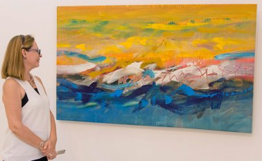 La presidenta de la Fundación Vearte, Laura León Ramírez, observa uno de los cuadros de Enrique Lobo, Premio de Grabado en Venezuela. Luis Alfredo Estévez