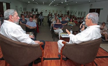 José Luis Díaz Granados y David Bonells leyeron poemas en el área cultural Jorge Gaitán Durán del Banco de la República. Mario Caicedo