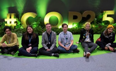 De izquierda a derecha, los jóvenes defensores del clima Arshak Makichyian, Chloe McCann, Toby Thorpe, Erik Christiansson, Vega Minsson y Lea Ilardo, ,en Madrid, sede de la conferencia COP25. AFP