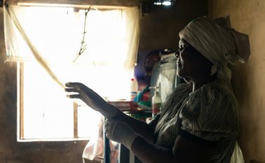 Ante la falta de opciones, durante dos semanas varias mujeres dieron a luz en el suelo ayudadas por una abuela.
 AFP