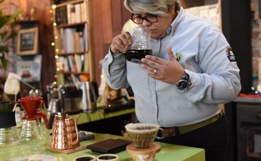 El mayor número de baristas en el país también contribuye a elevar la cultura cafetera y el consumo interno de café. Internet