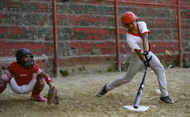 Con más de un siglo de historia, el béisbol es el deporte nacional de Venezuela. AFP