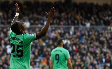 El Real Madrid asalta provisionalmente el liderato de la Liga con 34 puntos, tres más que el Barcelona. AFP