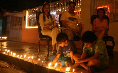 En Colombia, desde 1854 el ‘Día de Velitas’ o ‘Noche de Velitas’ sirve para homenajear a la Virgen Inmaculada y significa la iluminación que hizo Dios en ella y su aceptación para ser la madre del Hijo de Dios. Archivo