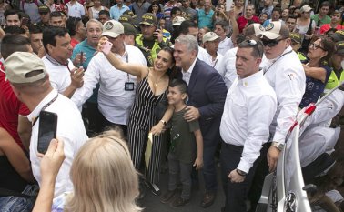 Contrario a lo que podría esperarse en un momento de tensión como el que se vive en el país, el presidente Iván Duque fue recibido en las calles del centro de Cúcuta con calidez y efusividad.  Juan Pablo Cohen/La Opinión