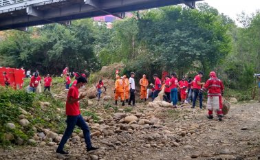 Ayer, un grupo de voluntarios limpiaron las riberas del río Pamplonita, bajo los puentes Jorge Gaitán Durán y Araújo (San Luis). La Opinión