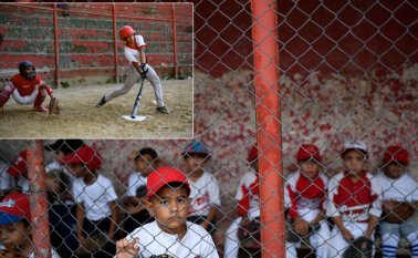 Cada vez menos niños pueden seguir las huellas de sus ídolos por la crisis económica del país. AFP