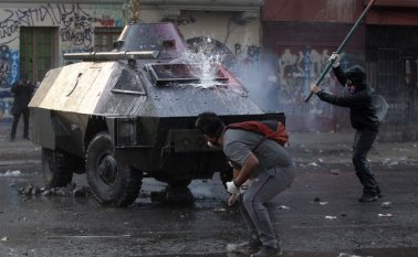 Los manifestantes armaron barricadas que encendieron en algunas calles alrededor de Plaza Italia y se enfrentaron a los agentes antidisturbios. AFP