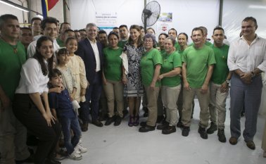 El presidente de la República, Iván Duque, y la vicepresidenta Marta Lucía Ramírez, visitaron, ayer en la mañana, las instalaciones de la fábrica de calzado y productos de marroquinería Mussi, en donde destacaron el trabajo hecho durante más de 40 años en Colombia. Juan Pablo Cohen/La Opinión