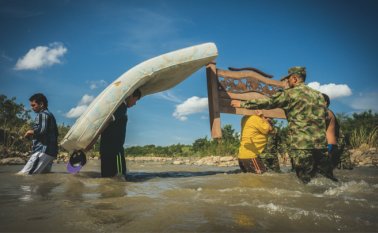 ¡Dame la mano, hermano!, pareciesen decir estos compatriotas a los soldados. Foto captada en Norte de Santander, frontera con Venezuela. Cortesía