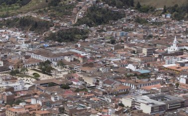 En años anteriores la ciudad se convertía por las noches en punto de encuentro de familiares y amigos. Archivo