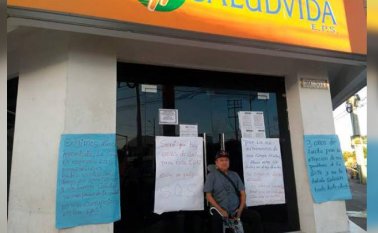 El hombre acompañó su protesta con varios carteles en los que se leen mensajes como “estoy en peligro”, “exigimos atención inmediata”, “tres años de lucha por mi atención visual”. Colprensa