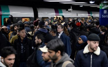 Las escenas se repetían en toda la región parisina: pocos metros y trenes suburbanos repletos y estaciones colapsadas. AFP