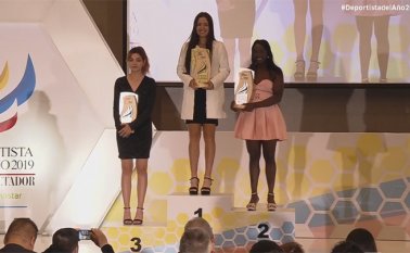 En el podio de los mejores deportistas juveniles, Osorio fue acompaña por la pesista Yenny Sinisterra (segunda mejor) y por la arquera Valentina Acosta (tercera mejor). Captura de video