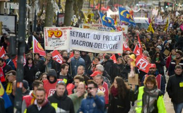 Si bien es significativa, la participación se redujo considerablemente en relación al primer día de movilización nacional, el 5 de diciembre, cuando más de 800.000 personas salieron a las calles a decir "no" a la reforma. AFP
