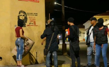 Grupos armados han salido por la noche a llenar las calles con mensajes de la guerrilla. Cortesía