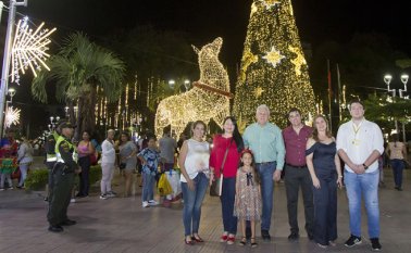 Paola Mora, Zuleyma Cruz,el alcalde César Rojas, Salomé Cuéllar, Rafel Oñoro, María Sierra y Gustavo Pezzotti. Alfredo Estévez/La Opinión
