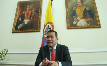 Hoy quienes con contrato por prestación de servicios ganen por el orden de 7 millones de pesos y que ya pagan renta, van a cobrarle ahora el IVA, eso quiere decir le van a quitar el 20% más. Colprensa