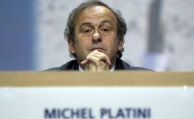 La FIFA recurrirá a la justicia suiza para recuperar los 1,84 millones de euros transferidos de manera “indebida” por el expresidente del organismo Joseph Blatter a Michel Platini (foto). Archivo