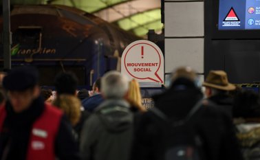 Ni bien el gobierno reveló los detalles de la reforma, los sindicatos rechazaron el proyecto unánimemente y llamaron a intensificar las huelgas que tienen a los metros, trenes, escuelas, hospitales y vuelos fuertemente afectados desde hace una semana, hasta que el gobierno retire su plan. AFP