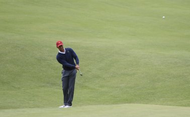 Tiger Woods salió airoso en una jornada negativa para EE.UU en la Copa de Presidents de golf. AFP