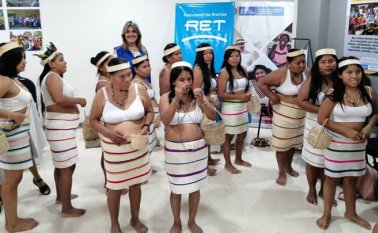 Con la tradicional corona, faldas y collares que caracterizan su cultura indígena, las mujeres del resguardo Catalura hicieron una muestra de sus tradiciones ancestrales. Cortesía
