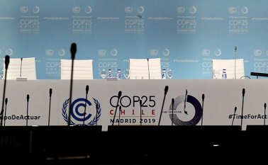 Funcionarios de casi 200 países se reunieron por la mañana para revisar los nuevos textos redactados durante la noche. AFP