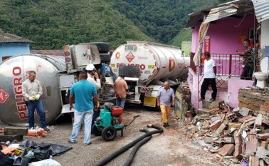 La Policía de Norte de Santander aseguró que los videos que circulan en redes sociales sobre el robo del combustible son falsos. Recalcó que las autoridades y la comunidad trabajan en el retiro del mismo por prevención. Cortesía Martín Obando