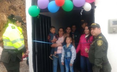 María Gamboa y sus hijos se mostraron satisfechos con la entrega del inmueble. La obra contó con el apoyo de la Policía, Alcaldía de Mutiscua y comunidad.
Cortesía