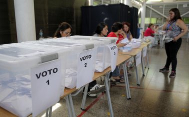 Los votos se emitieron en su mayoría a través de las páginas web de las municipalidades, mientras que el domingo algunas comunas se sumaron con votación presencial. AFP