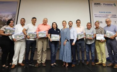 Los alcaldes salientes y los mandatarios electos se reunieron con representantes de Findeter y el Banco Interamericano de Desarrollo (BID) para conocer el Plan de Acción del Área Metropolitana, una ruta de planificación de la región.
Cortesía