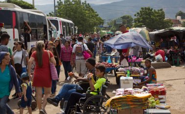 La desbordada invasión del espacio público en La Parada, Villa del Rosario, cada vez es peor, y las autoridades parecieran no tener una solución en el corto plazo.
Alfredo Estévez