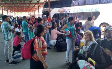 El retorno de migrantes y las personas que desde toda Venezuela viajan a Cúcuta a realizar sus compras navideñas han generado hiperactividad en la movilidad de los terminales terrestres de la zona.
Eilyn Cardozo