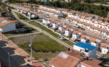 El proyecto de reasentamiento de Gramalote, que se tiene previsto culminar en 2021, terminará costando medio billón de pesos, de acuerdo con las proyecciones del Fondo de Adaptación. El presidente Iván Duque anunció una inyección de 22.000 millones de pesos para la ejecución de cuatro obras de equipamiento urbano.
Fondo Adaptación