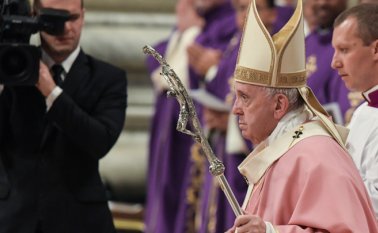 Al terminar con la ley del silencio que reinó por décadas frente a la pederastia de los curas, el papa argentino se compromete también a dar la "debida información a la víctima y a las comunidades afectadas". AFP